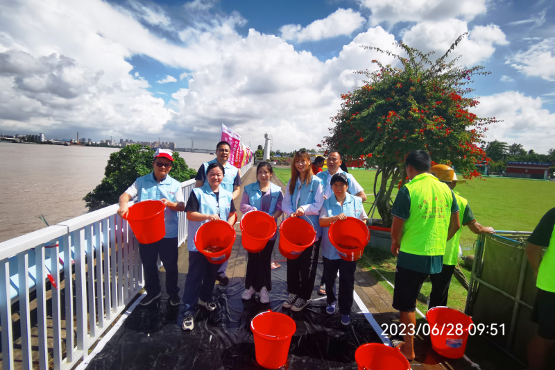 2023年6月28日，佳能中山開展“魚苗放養，保護水域”生物多樣性保護活動